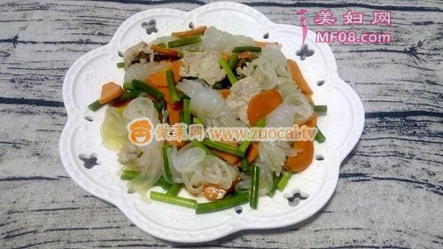 魔芋丝结蒜苔炒肉的做法