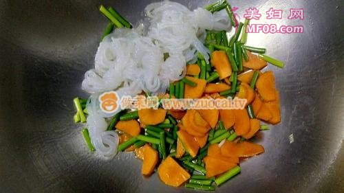 魔芋丝结蒜苔炒肉的做法