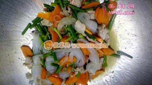 魔芋丝结蒜苔炒肉的做法