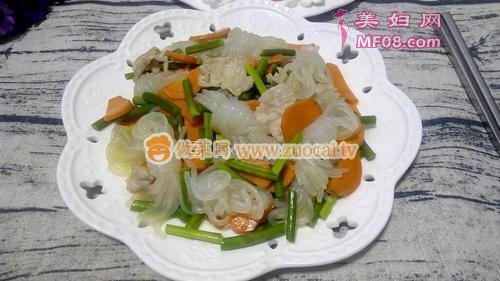魔芋丝结蒜苔炒肉的做法