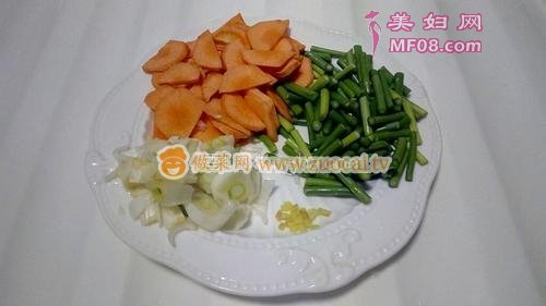 魔芋丝结蒜苔炒肉的做法