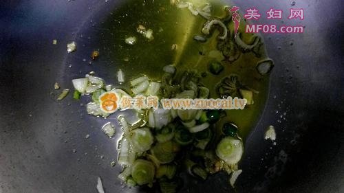魔芋丝结蒜苔炒肉的做法
