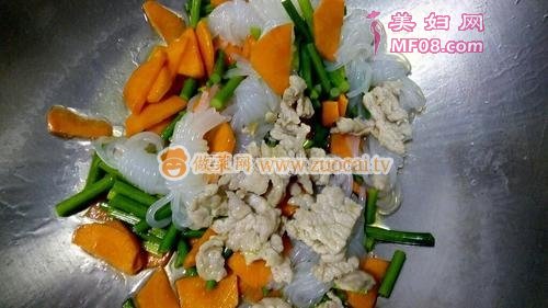 魔芋丝结蒜苔炒肉的做法
