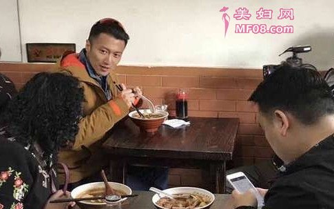 谢霆锋吃卤煮