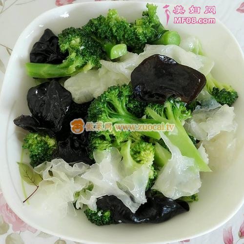 西兰花拌黑白耳的做法