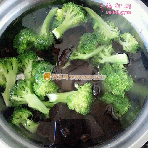 西兰花拌黑白耳的做法