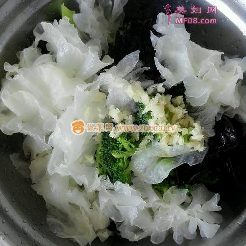 西兰花拌黑白耳的做法