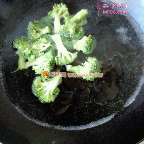 西兰花拌黑白耳的做法
