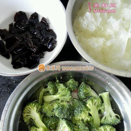西兰花拌黑白耳的做法