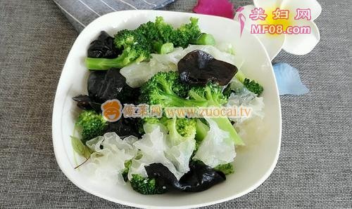 西兰花拌黑白耳的做法