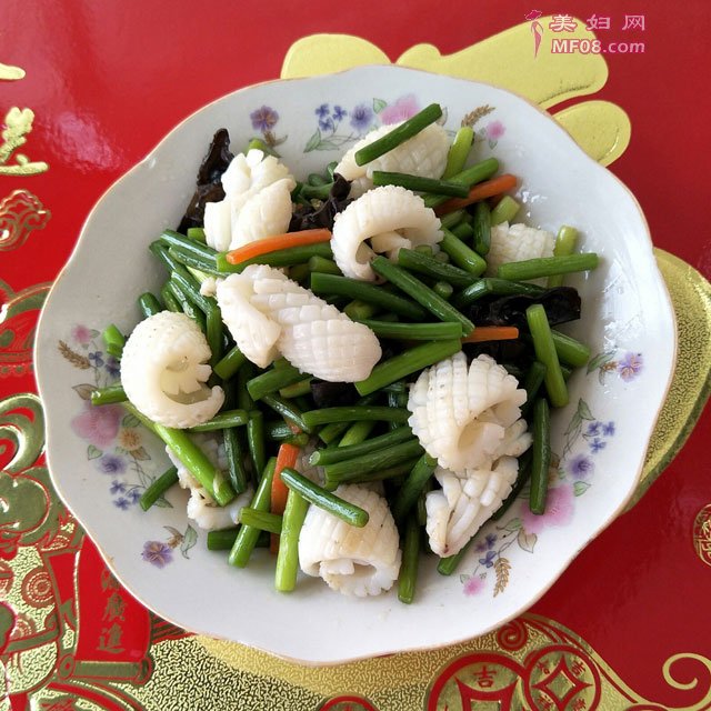 墨鱼花炒蒜苔的家常做法