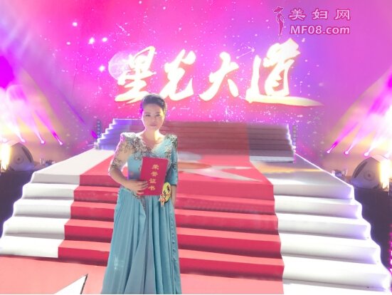 实力歌手百灵唱响《星光大道》