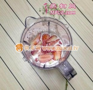 草莓奶昔的做法