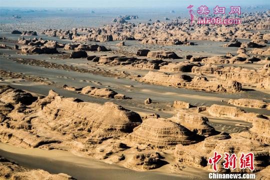 图为空中俯瞰敦煌雅丹魔鬼城的震撼视觉冲击。 王斌银 摄