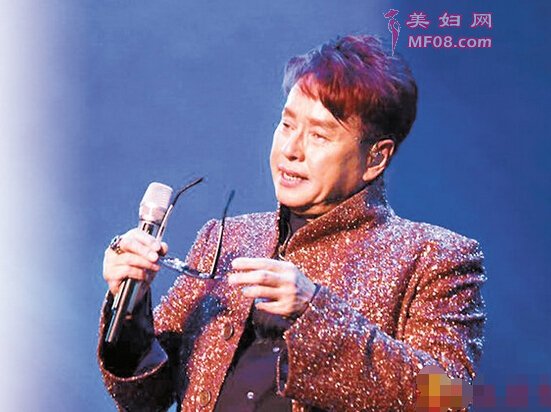 谭咏麟热泪盈眶。