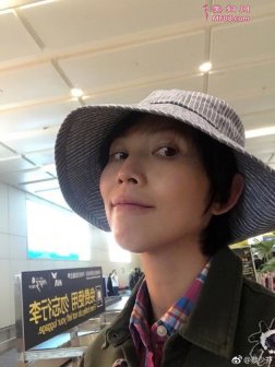 43岁蔡少芬晒机场照 素颜肌肤无瑕疵令人羡慕