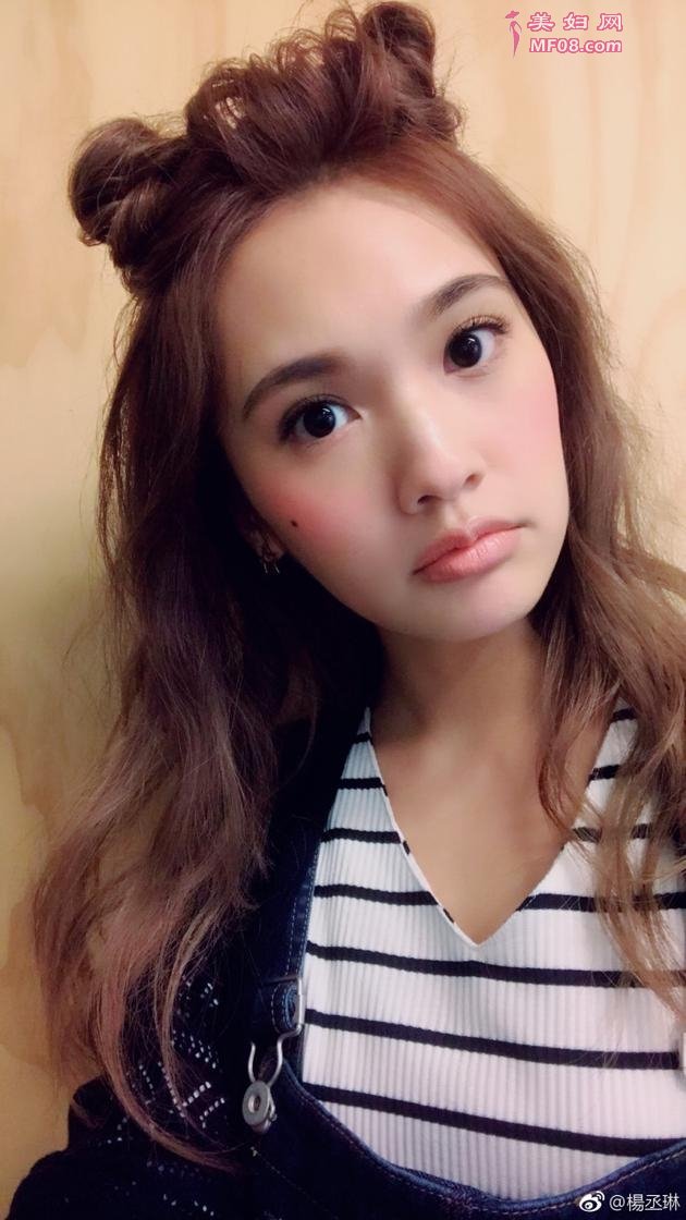 杨丞琳微博晒双丸子头卖萌搞怪  红润美颜惹人爱