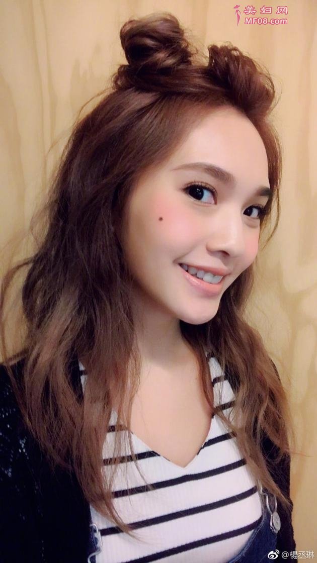 杨丞琳微博晒双丸子头卖萌搞怪  红润美颜惹人爱