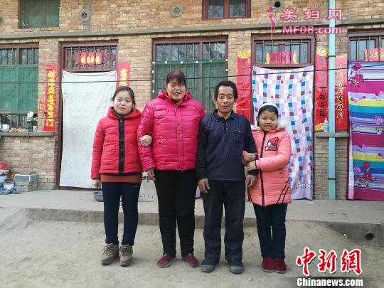 山西省太原师范学院教师朴巍邀请摄影记者进入山西的农村，为20户贫困户拍摄全家福。图为大涧北村村民沈跃军一家四口。 武俊杰 摄