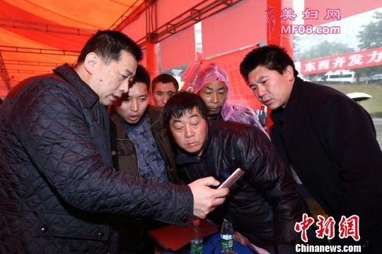 图为求职者听企业介绍。 杨永权 摄