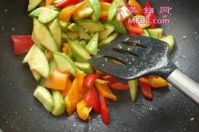 家常虾仁炒西葫芦的做法 虾仁炒西葫芦怎么做好吃
