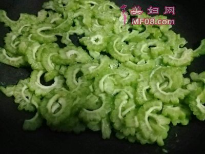 苦瓜炒鸡蛋最正宗的做法 家常苦瓜炒鸡蛋的做法