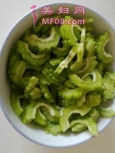 苦瓜炒鸡蛋最正宗的做法 家常苦瓜炒鸡蛋的做法