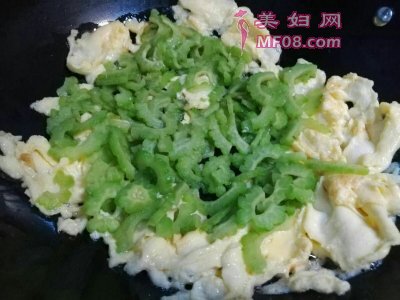 苦瓜炒鸡蛋最正宗的做法 家常苦瓜炒鸡蛋的做法