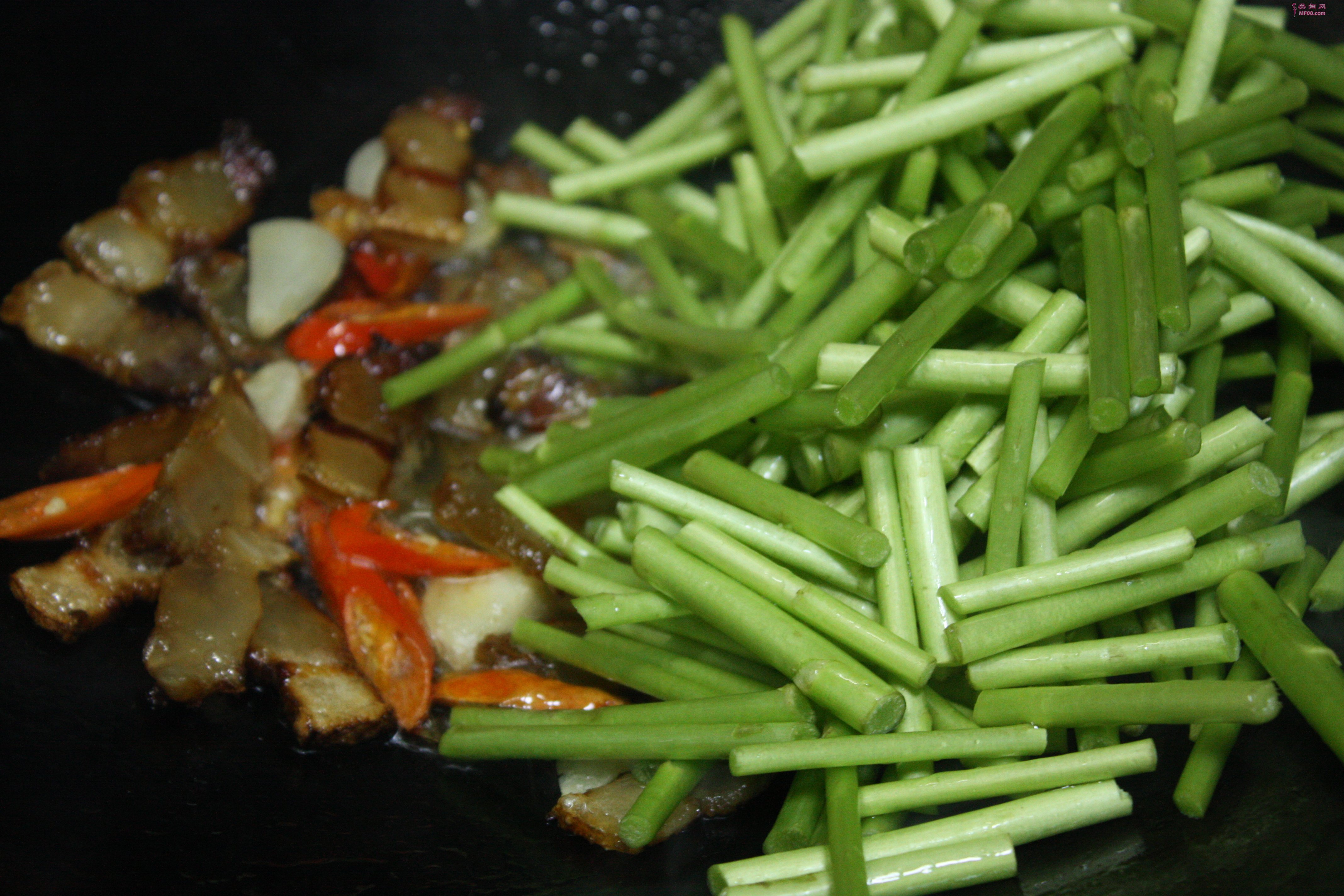 家常芦蒿炒腊肉的做法 芦蒿炒腊肉怎么做好吃