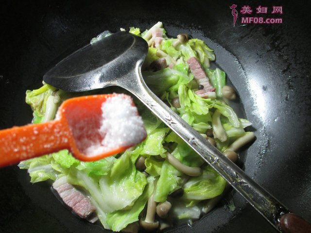 咸肉蟹味菇炒牛心菜怎么做好吃 咸肉蟹味菇炒牛心菜最正宗的做法