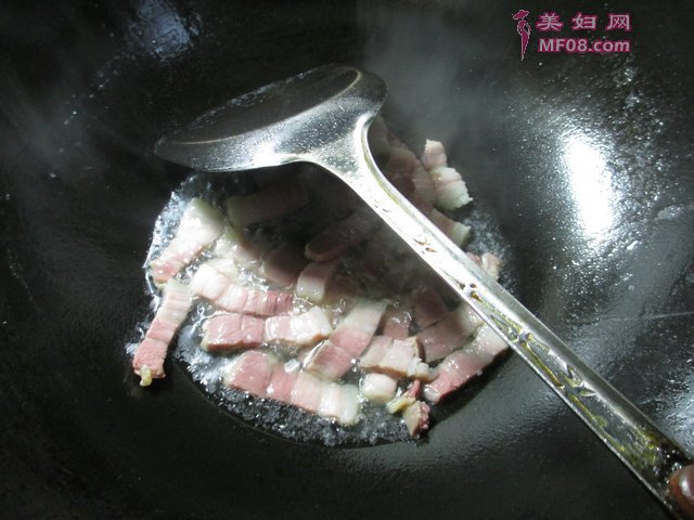 咸肉蟹味菇炒牛心菜怎么做好吃 咸肉蟹味菇炒牛心菜最正宗的做法