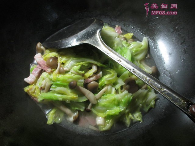 咸肉蟹味菇炒牛心菜怎么做好吃 咸肉蟹味菇炒牛心菜最正宗的做法