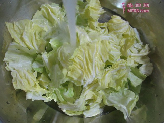 咸肉蟹味菇炒牛心菜怎么做好吃 咸肉蟹味菇炒牛心菜最正宗的做法