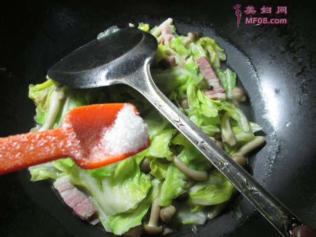 咸肉蟹味菇炒牛心菜怎么做好吃 咸肉蟹味菇炒牛心菜最正宗的做法