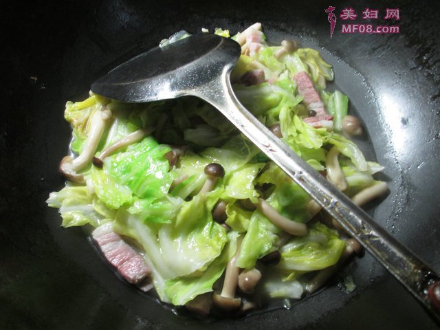 咸肉蟹味菇炒牛心菜怎么做好吃 咸肉蟹味菇炒牛心菜最正宗的做法