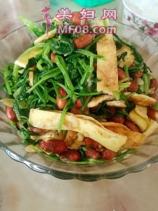 菠菜拌鸡蛋花生米怎么做好吃 菠菜拌鸡蛋花生米最正宗的做法