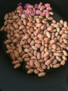 菠菜拌鸡蛋花生米怎么做好吃 菠菜拌鸡蛋花生米最正宗的做法