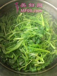 菠菜拌鸡蛋花生米怎么做好吃 菠菜拌鸡蛋花生米最正宗的做法