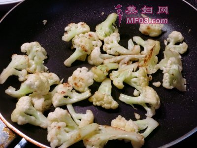 干锅咸蛋白花菜最正宗的做法 家常干锅咸蛋白花菜的做法