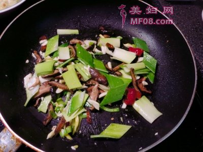 干锅咸蛋白花菜最正宗的做法 家常干锅咸蛋白花菜的做法