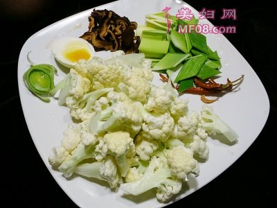 干锅咸蛋白花菜最正宗的做法 家常干锅咸蛋白花菜的做法