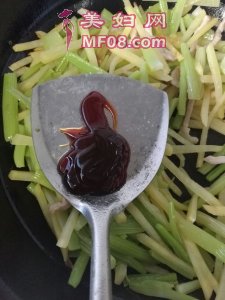 芹菜苔炒土豆丝最正宗的做法 家常芹菜苔炒土豆丝的做法