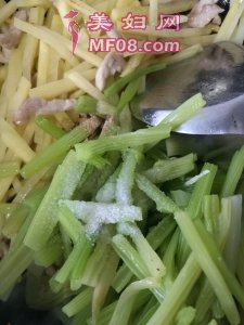 芹菜苔炒土豆丝最正宗的做法 家常芹菜苔炒土豆丝的做法