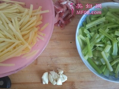 芹菜苔炒土豆丝最正宗的做法 家常芹菜苔炒土豆丝的做法