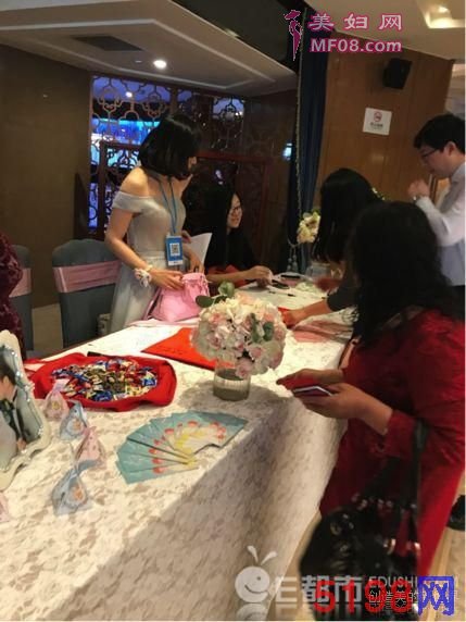 伴娘胸挂二维码收礼金