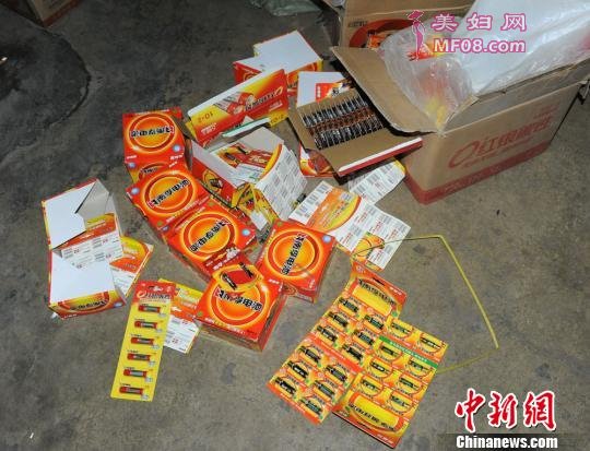 兰州警方查获的假冒南孚电池。 陶姝君 摄