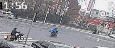 高速路上有大雾，能见度低、车速太快引发连环追尾（PS：能见度低时一定注意打开双闪，低速慢行）