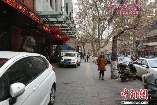图为民众穿上冬装御寒。 梅镱泷 摄
