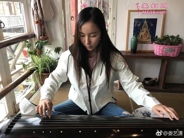 娄艺潇“对猫弹琴” 长发飘飘很淑女