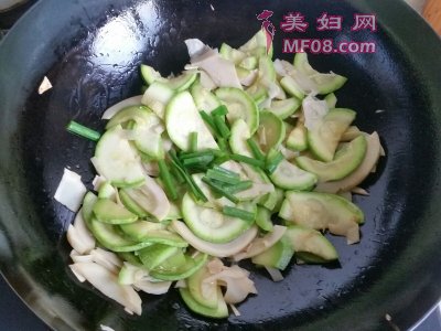 家常西葫芦炒笋片的做法 西葫芦炒笋片怎么做好吃